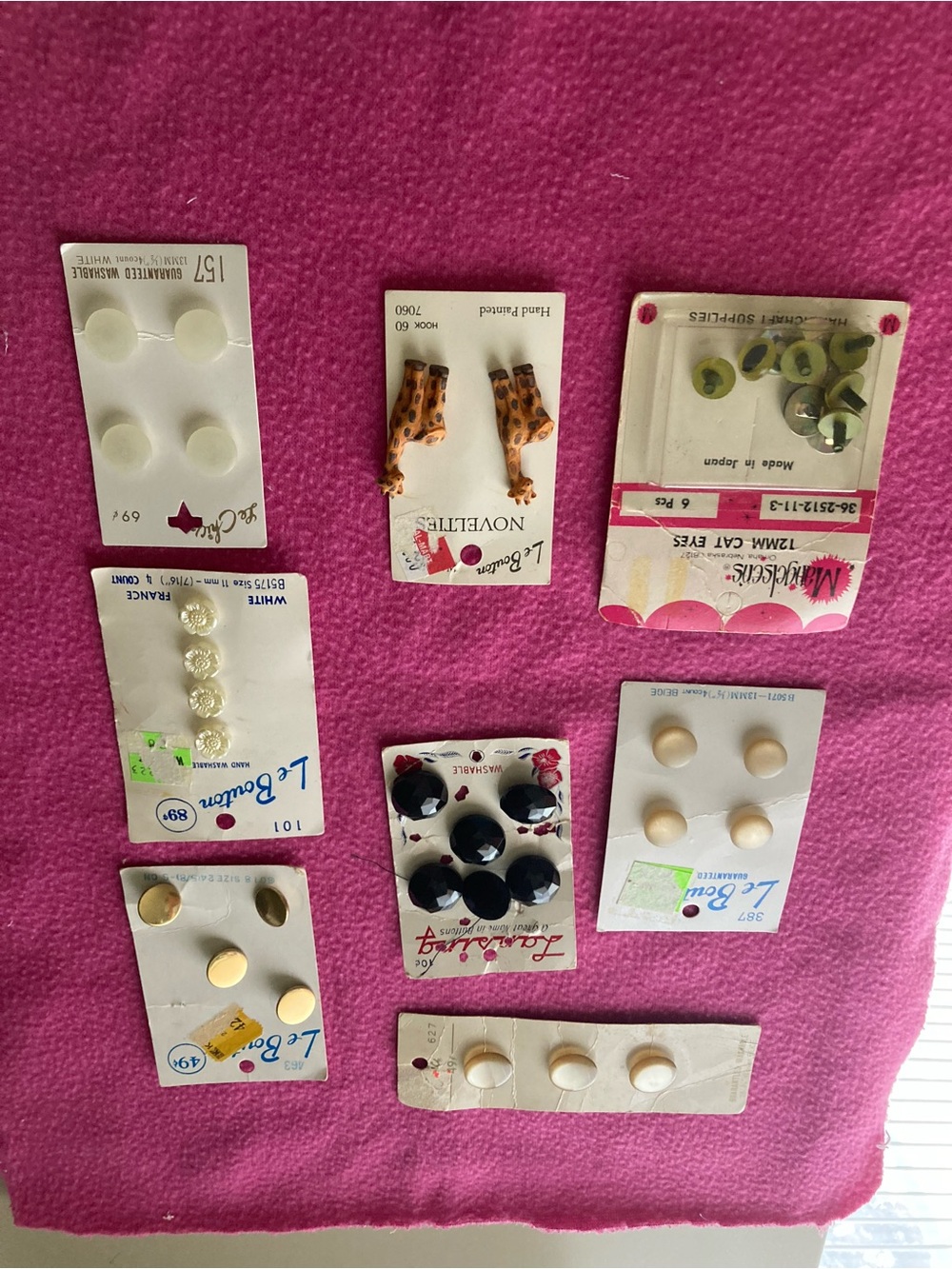 A Lot of VTG Buttons From 1960’s